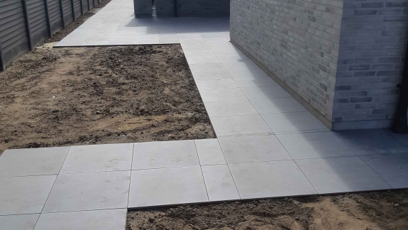 Flisebelægning på terrasse ved bolig