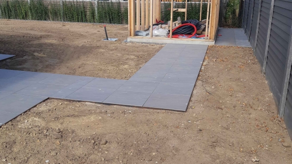 Terrasse med moderne flisebelægning