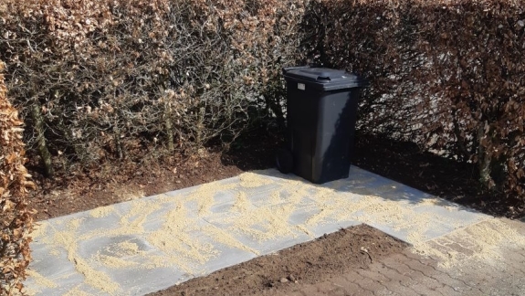 Belægning ved skraldespande