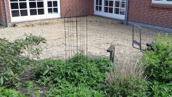 Belægning ved rødt murstens hus